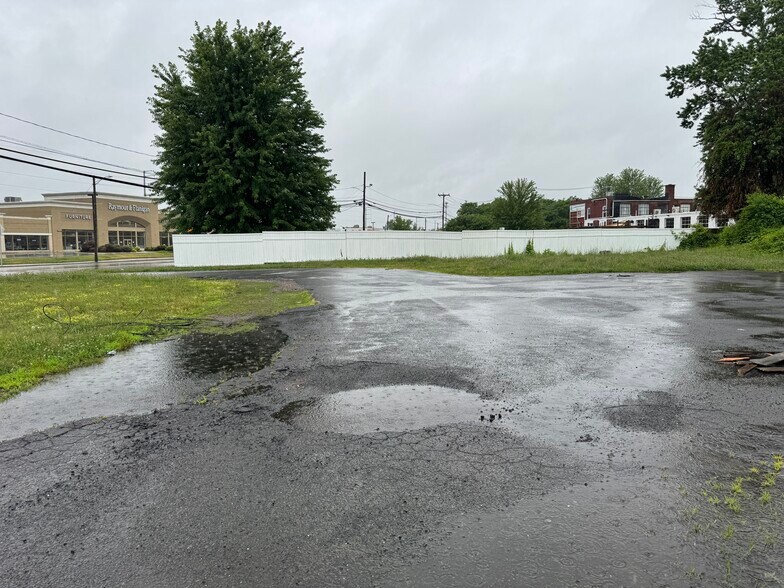 481 New Park Ave, West Hartford, CT à vendre - Photo de l’immeuble – Image 3 sur 5
