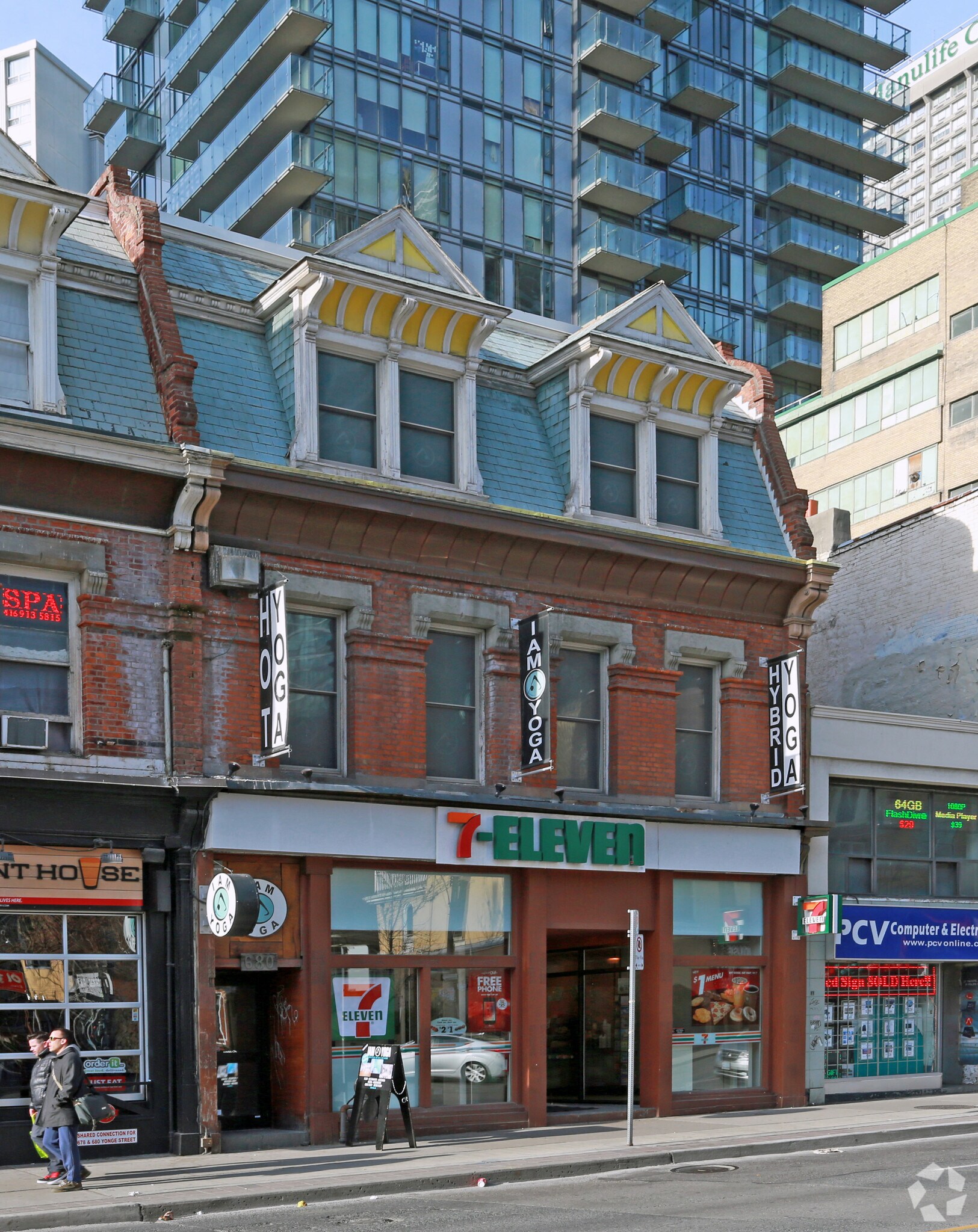 680 Yonge St, Toronto, ON à louer Photo principale– Image 1 sur 4
