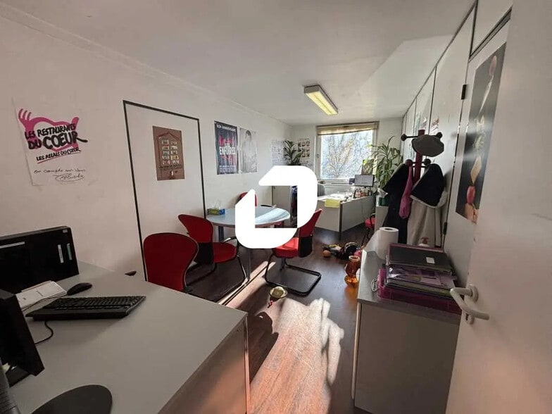 Bureau dans Évry-Courcouronnes à louer - Photo de l’immeuble – Image 3 sur 9