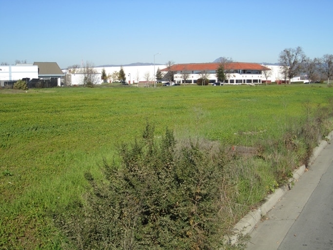 2300 Bert Dr, Hollister, CA à louer - Photo de l’immeuble – Image 3 sur 13