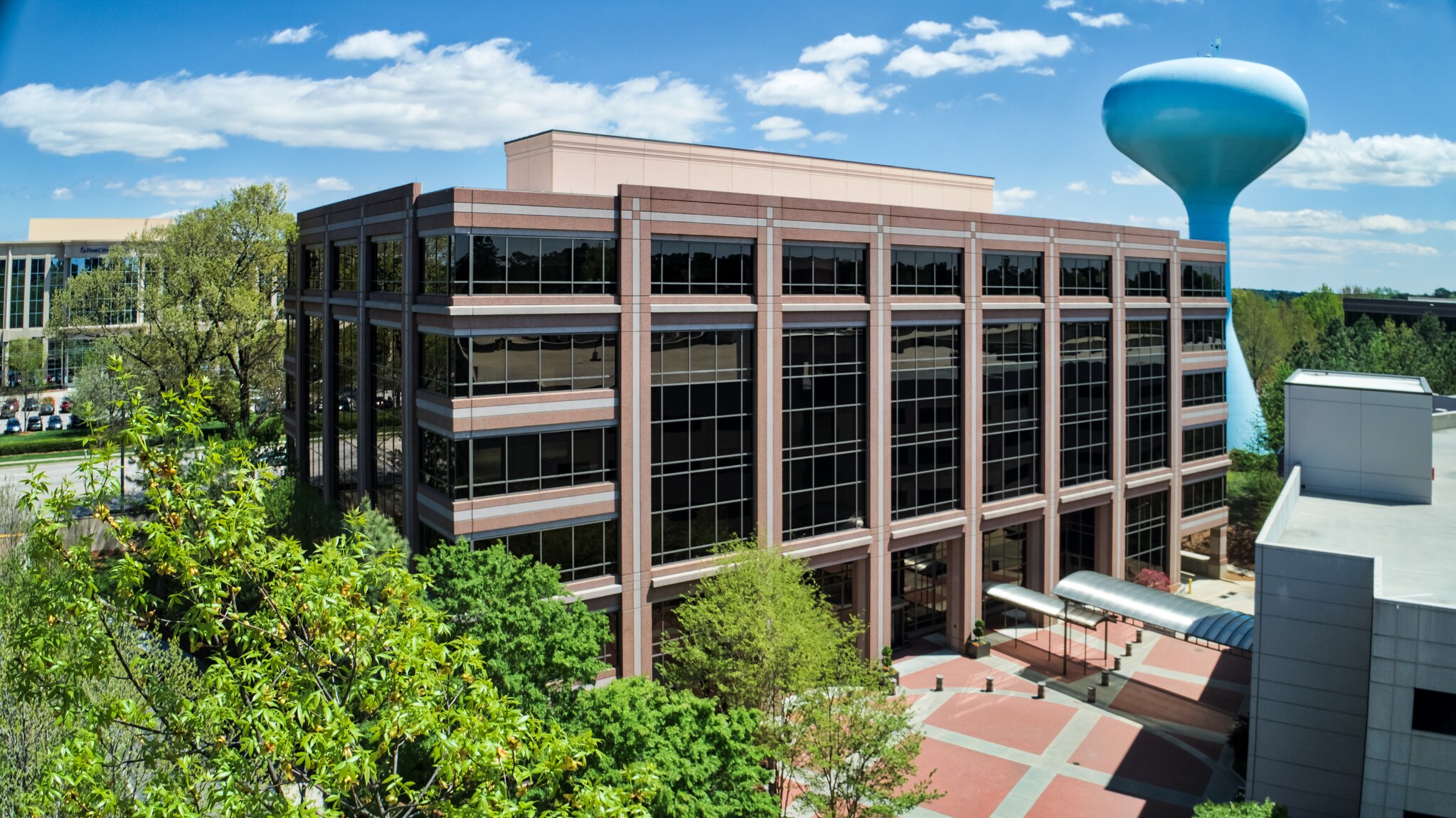 8537 Six Forks Rd, Raleigh, NC à louer Photo principale– Image 1 sur 21