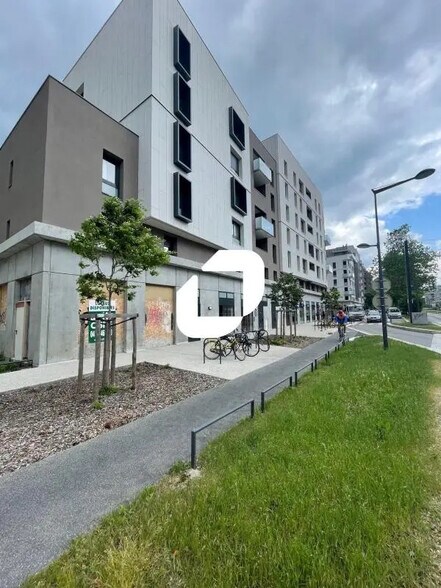 Local d’activités dans Grenoble à louer - Photo de l’immeuble – Image 1 sur 4