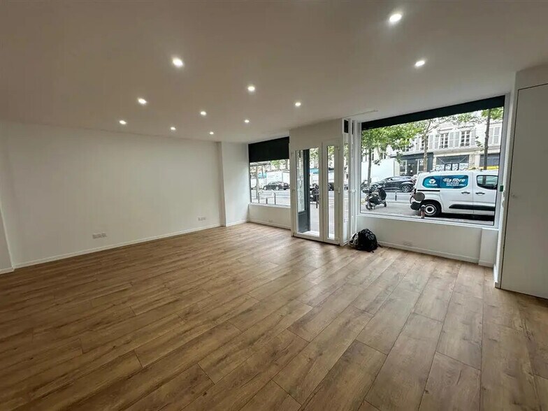 Local commercial dans Paris à louer - Photo de l’immeuble – Image 1 sur 7
