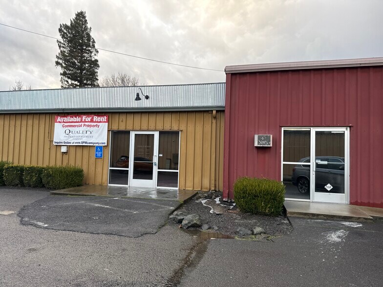 2728 W Main St, Medford, OR à louer - Photo de l’immeuble – Image 2 sur 11