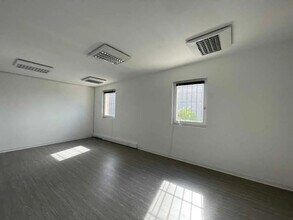 Bureau dans Éguilles à louer Photo intérieure– Image 2 sur 4