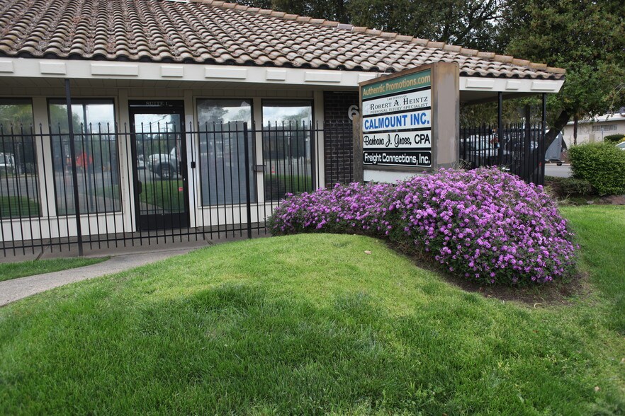6151 Fair Oaks Blvd, Carmichael, CA à louer - Photo principale – Image 1 sur 14