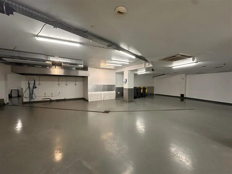 Local commercial dans Paris à vendre - Photo de l’immeuble – Image 1 sur 8