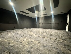 14723-14825 Oxnard St, Van Nuys, CA à louer Photo intérieure– Image 2 sur 4