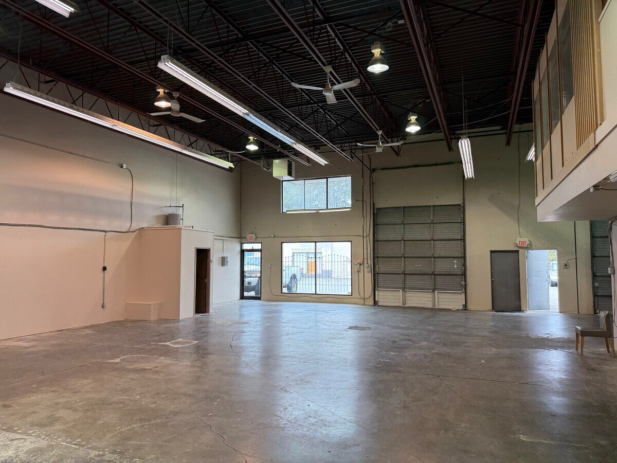 12800 Bathgate Way, Richmond, BC V6V 2Z4 - Lot 1 & 2 - - Photo intérieure - Image 2 of 3