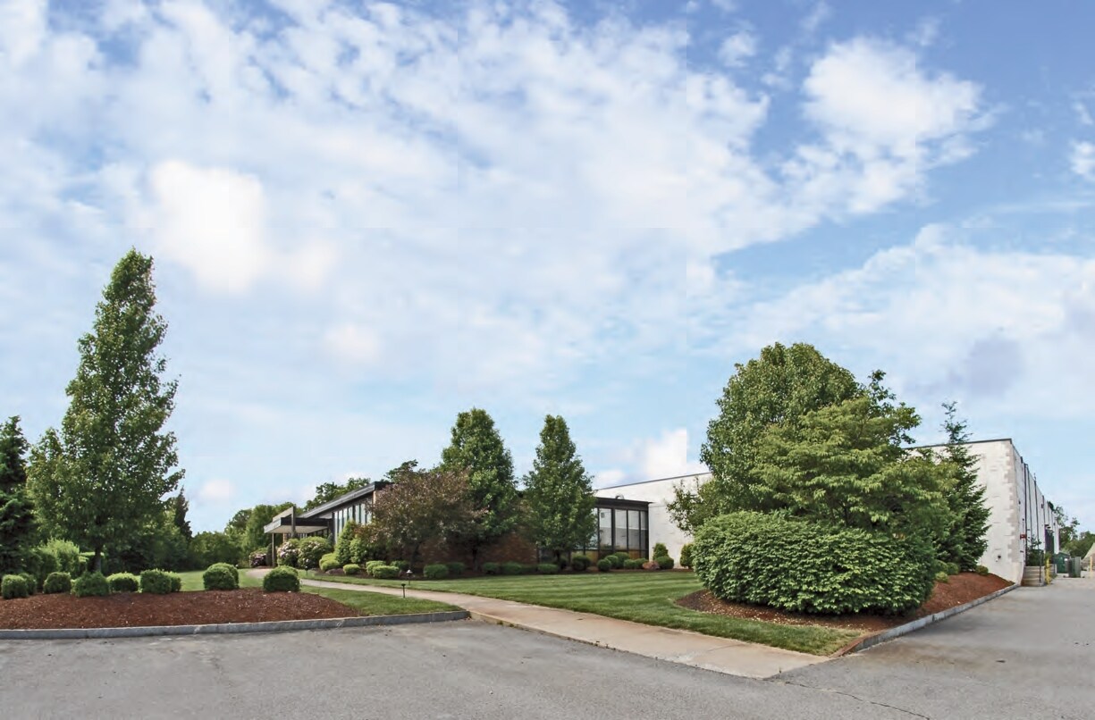 61 Strafello Dr, Avon, MA à louer Photo principale– Image 1 sur 2