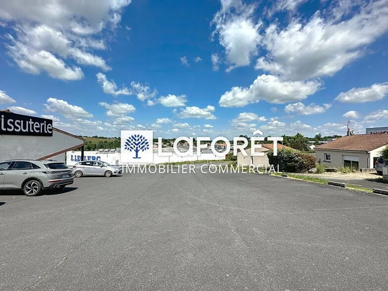 Local commercial dans à louer - Photo de l’immeuble – Image 2 sur 4