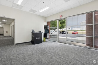 408 Gallimore Dairy Rd, Greensboro, NC à louer Hall d’entrée– Image 2 sur 14