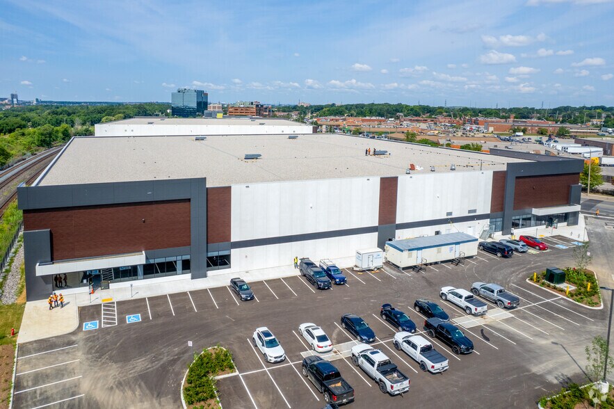 1170 Central Pky W, Mississauga, ON à louer - Photo de l’immeuble – Image 2 sur 5