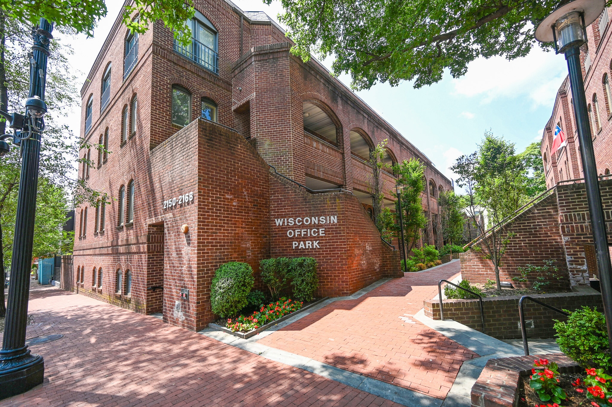 2150-2168 Wisconsin Ave NW, Washington, DC à louer Photo de l’immeuble– Image 1 sur 9