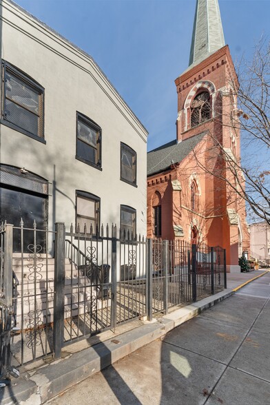 187 Maujer Street, Brooklyn, NY à louer - Photo de l’immeuble – Image 1 sur 9