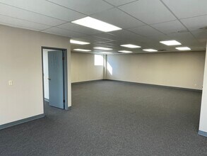 9712-9732 54th Ave NW, Edmonton, AB à louer Photo intérieure– Image 2 sur 3