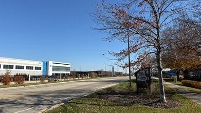 837 Oakton St, Elk Grove Village, IL à louer Photo de l’immeuble– Image 2 sur 104