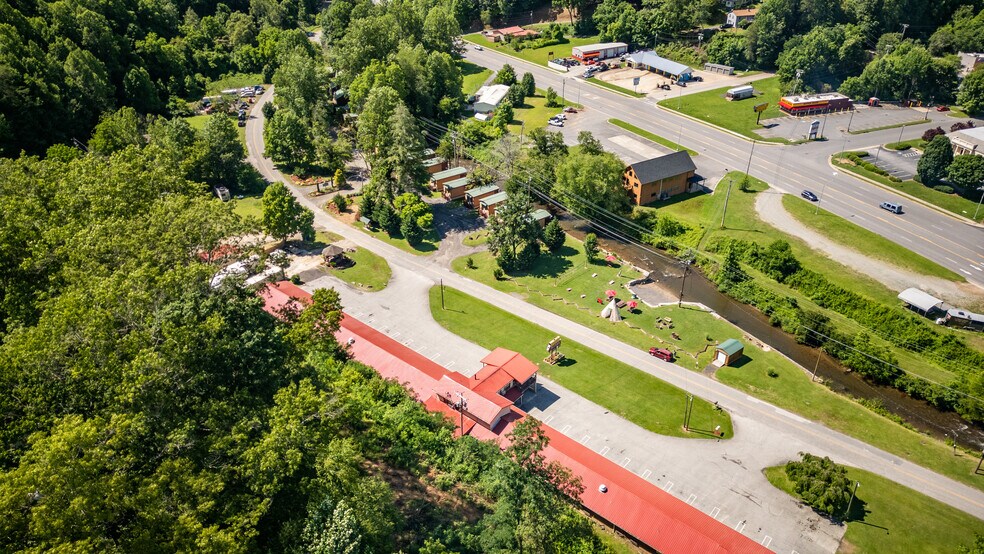 Qualla Cabins and Motel portefeuille de 2 biens à vendre sur LoopNet.fr - Photo de l’immeuble – Image 3 sur 133