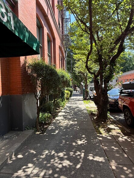 1231 NW Hoyt St, Portland, OR à louer - Photo de l’immeuble – Image 3 sur 43