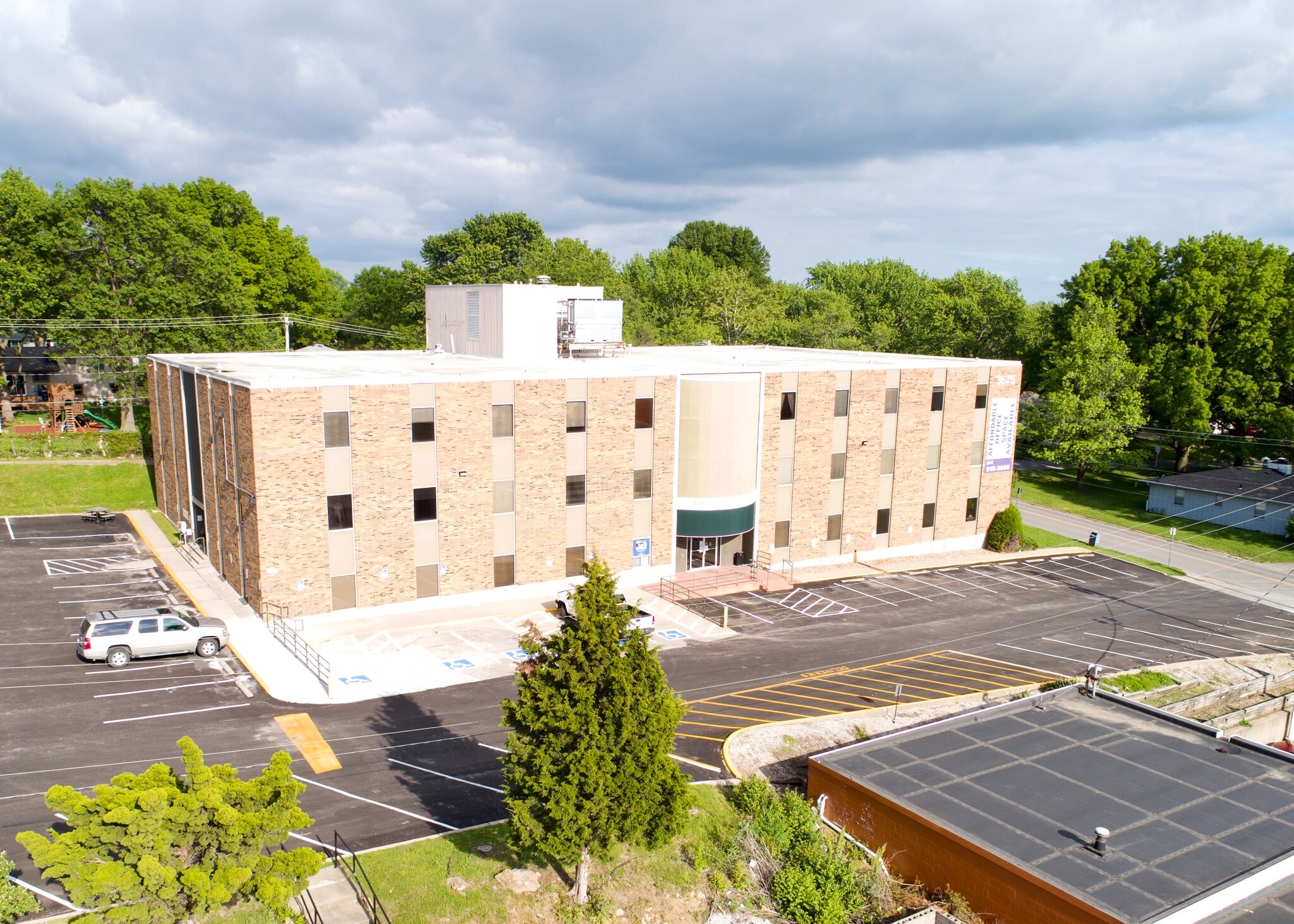 3675 S Noland Rd, Independence, MO à louer Photo principale– Image 1 sur 25