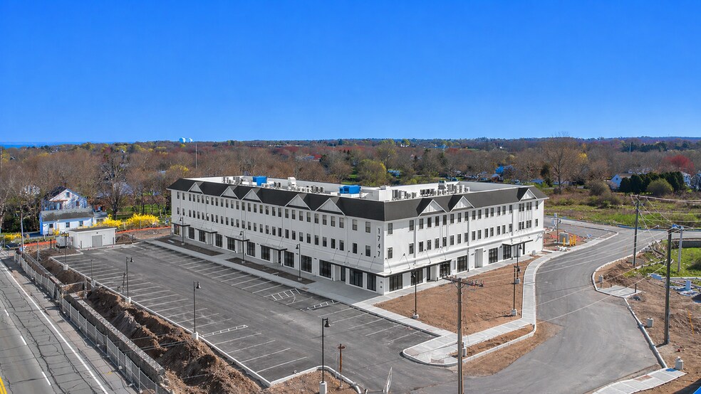 1747 W Main Rd, Middletown, RI à louer - Photo de l’immeuble – Image 3 sur 5
