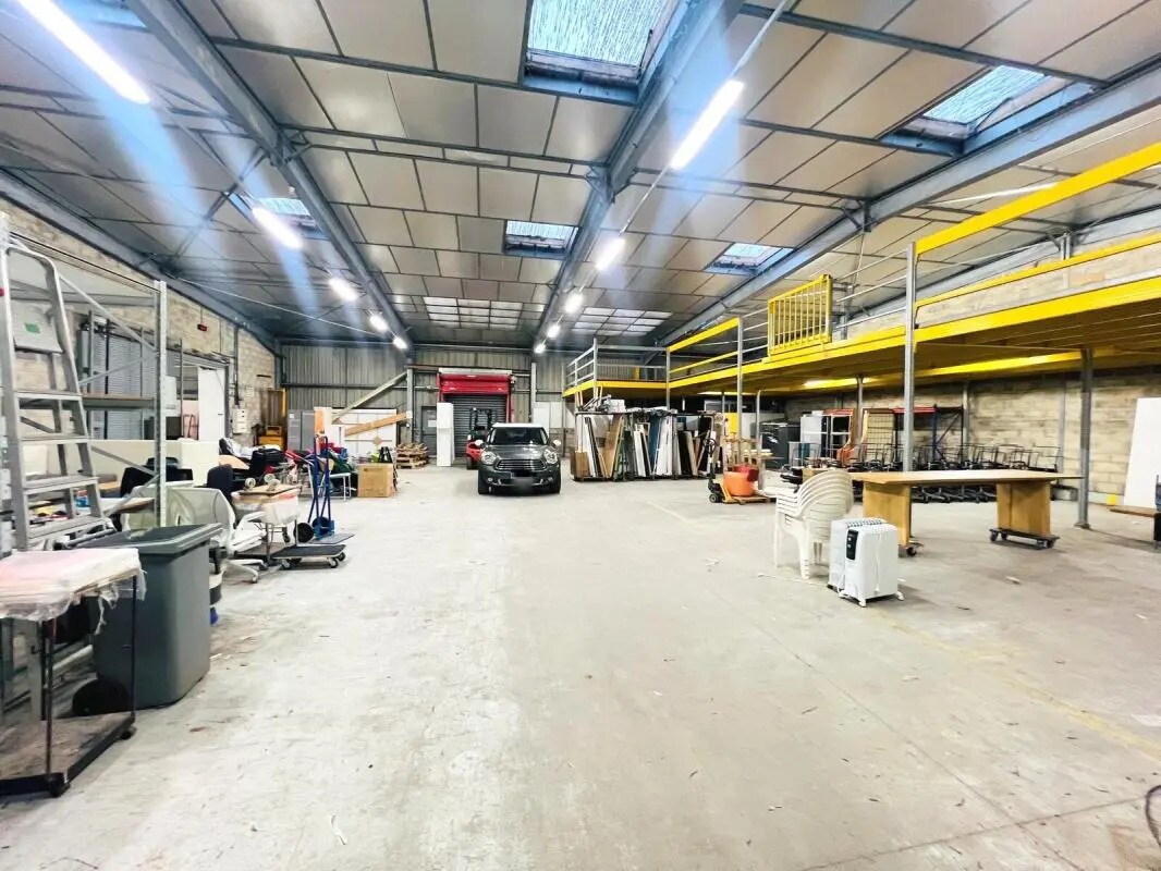 Local d'activités dans Aulnay-sur-Mauldre à vendre Photo intérieure– Image 1 sur 12