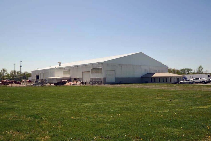 450 E Illinois Ave, Benton, IL à vendre - Photo de l’immeuble – Image 1 sur 7