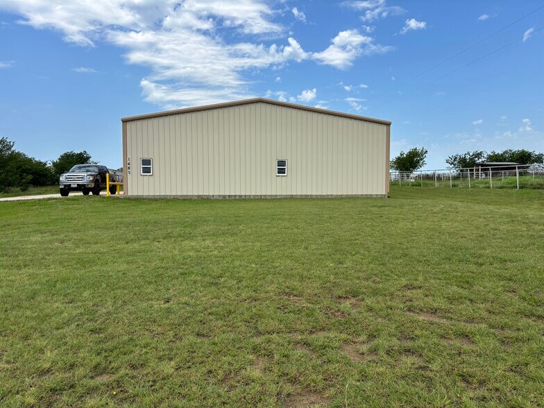 1685 Melton Rd, Sanger, TX à vendre - Photo de l’immeuble – Image 2 sur 9