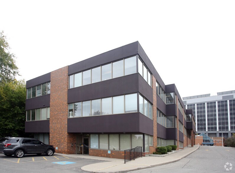 750 Baseline Dr E, London, ON à louer - Photo de l’immeuble – Image 2 sur 2