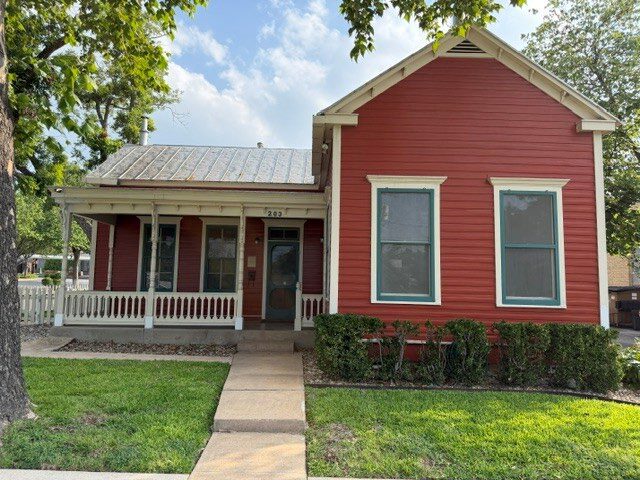 203 E Austin St, Fredericksburg, TX à vendre Photo principale– Image 1 sur 6