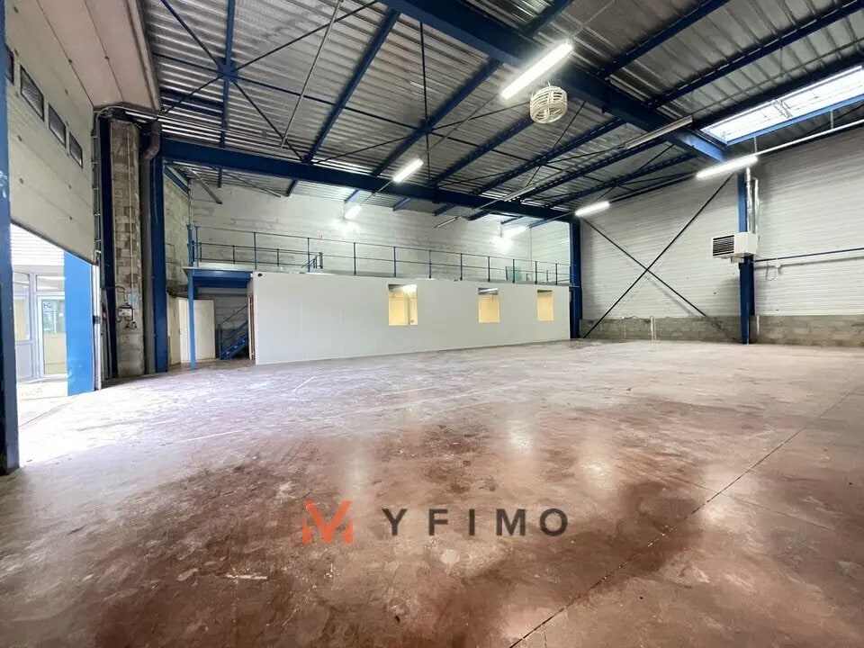 Local d’activités dans Bouafle à louer Photo de l’immeuble– Image 1 sur 7