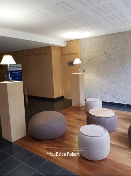 Bureau dans Écully à louer - Hall d’entrée – Image 2 sur 11