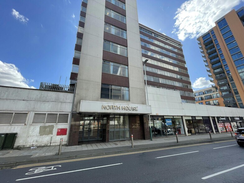 St Edwards Way, Romford à louer - Photo de l’immeuble – Image 2 sur 26