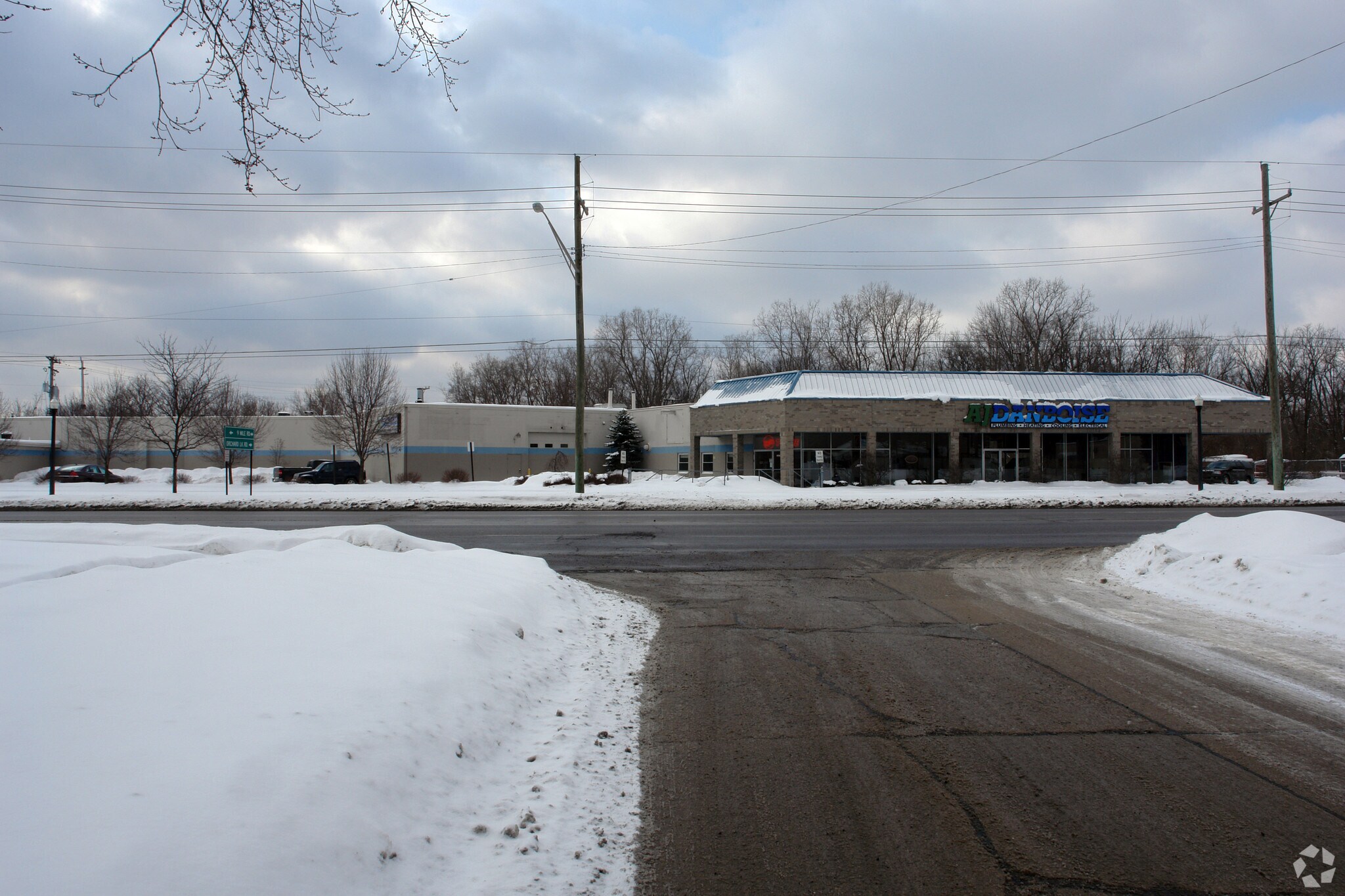 31015 Grand River Ave, Farmington, MI à louer Photo de l’immeuble– Image 1 sur 11