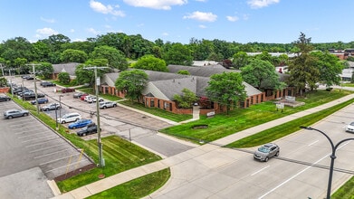 7001 Orchard Lake Rd, West Bloomfield, MI à louer Photo de l’immeuble– Image 2 sur 4