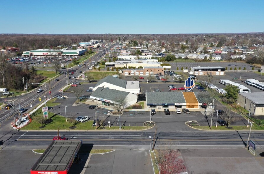 2418 Durham Rd, Bristol, PA à louer - Photo de l’immeuble – Image 1 sur 8