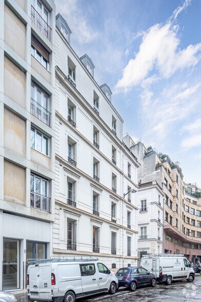 11 Rue Chateaubriand, Paris à louer - Photo de l’immeuble – Image 2 sur 3