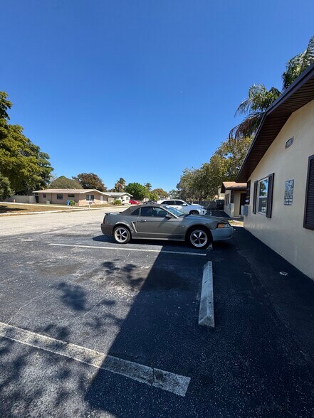 148 NW 40th Ct, Oakland Park, FL à vendre - Photo de l’immeuble – Image 3 sur 11