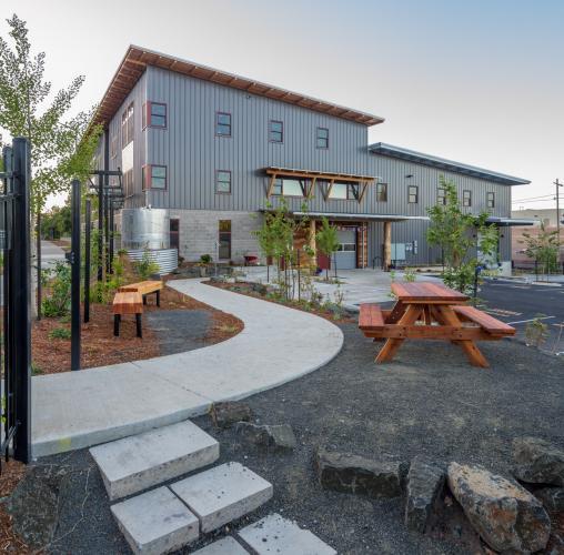 120 Shelton McMurphey Blvd, Eugene, OR à louer - Photo de l’immeuble – Image 2 sur 12