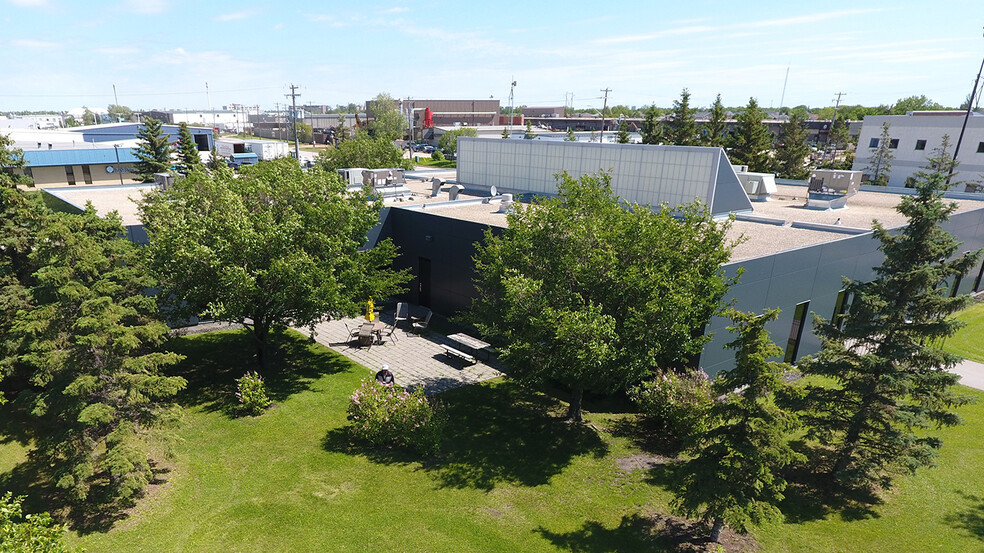25 Rothwell Rd, Winnipeg, MB à louer - Photo de l’immeuble – Image 2 sur 13
