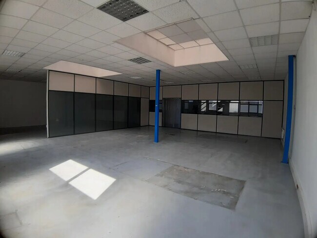 Plus de détails pour Local d'activités à louer