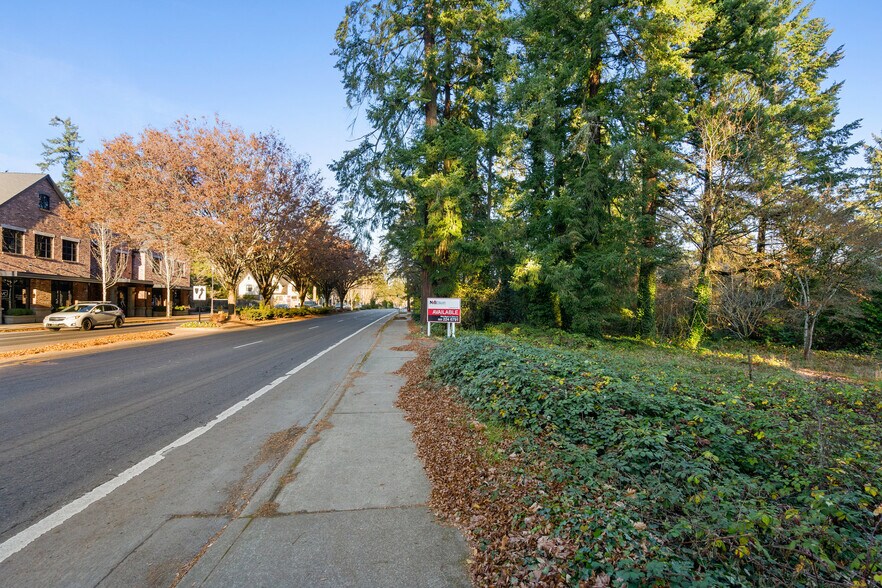 4905 Upper Dr, Lake Oswego, OR à vendre - Photo de l’immeuble – Image 2 sur 7