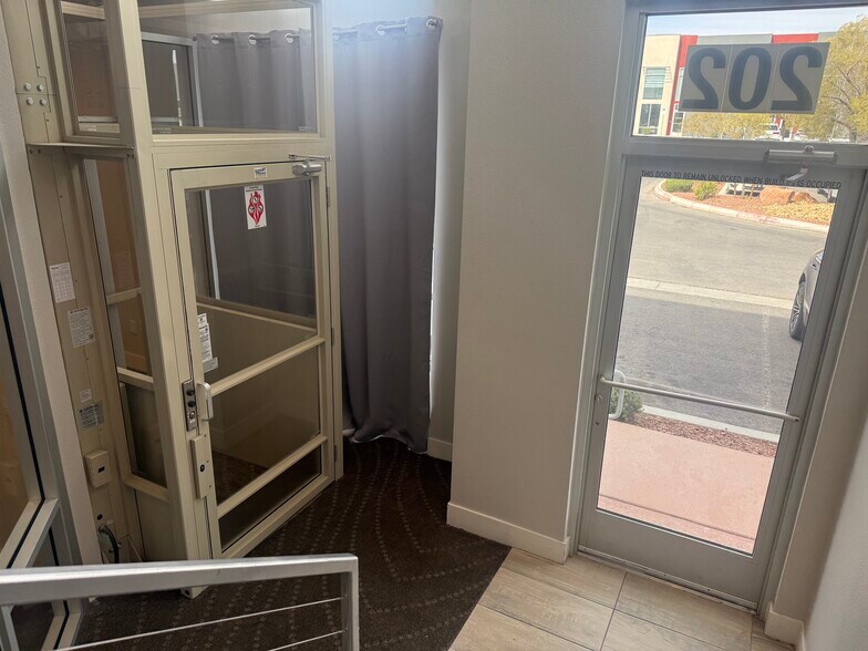7318 W Post Rd, Las Vegas, NV à vendre - Photo de l’immeuble – Image 2 sur 10