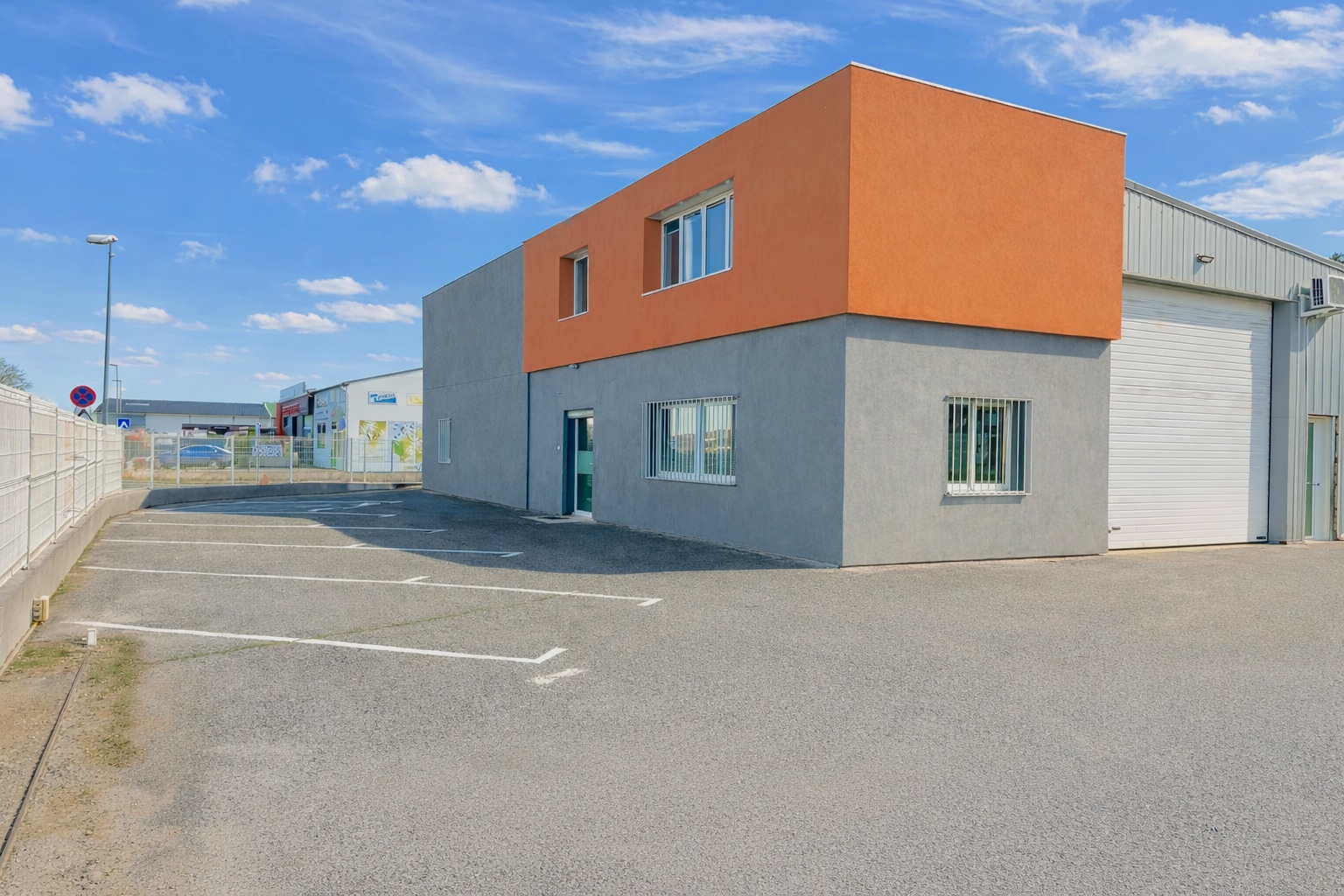123 Avenue Des 5 Ponts, Saint-Maximin-la-Sainte-Baume à louer Photo principale– Image 1 sur 2