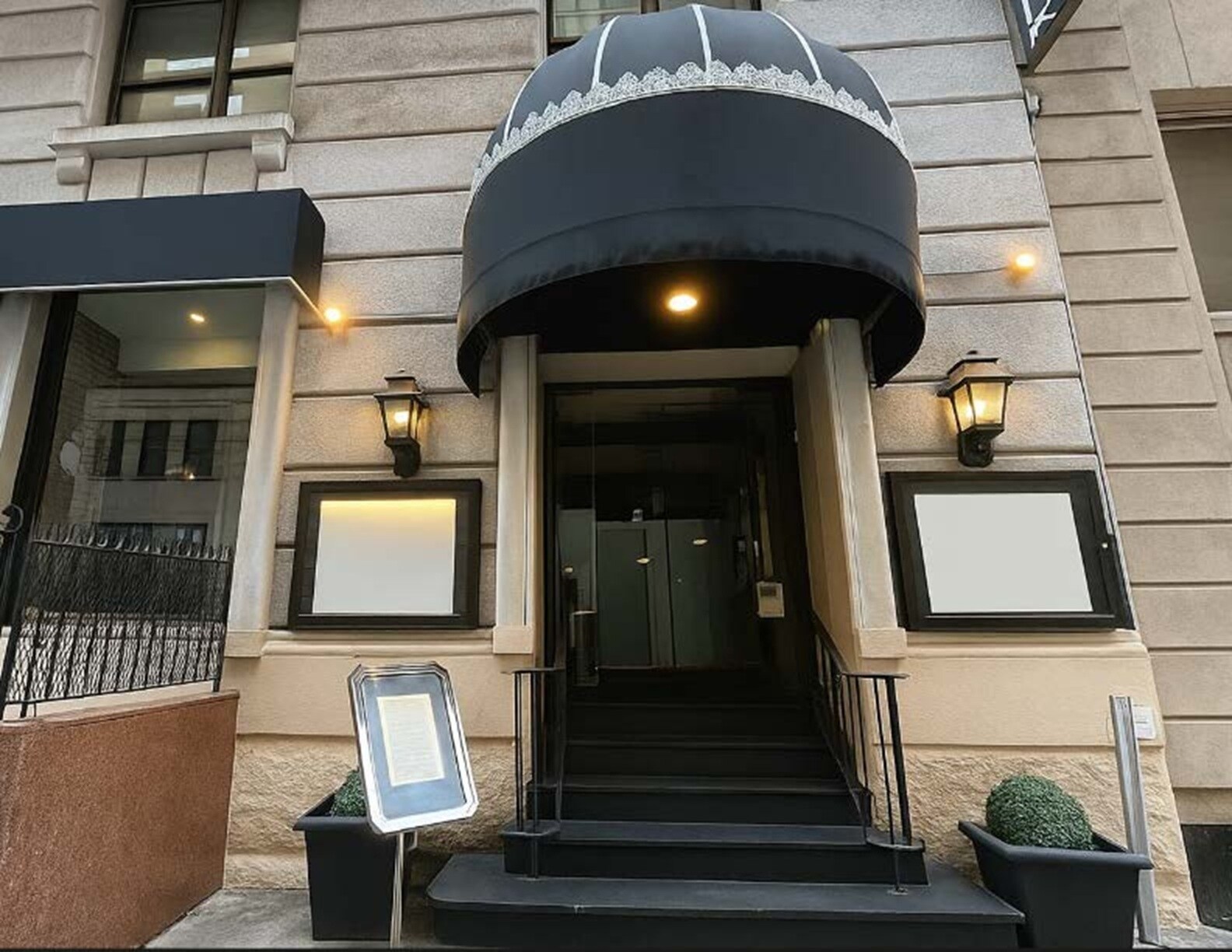 117 W 58th St, New York, NY à louer Photo de l’immeuble– Image 1 sur 4