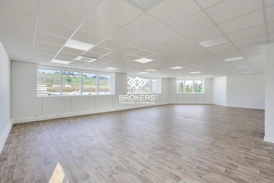 5 Chemin Du Favier, Saint-Genis-Laval à louer - Photo de l’immeuble – Image 1 sur 6