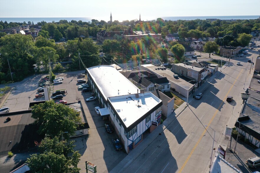 1639 Douglas Ave, Racine, WI à vendre - Photo de l’immeuble – Image 1 sur 19