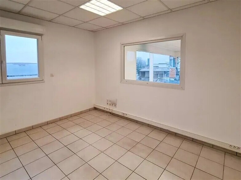 Bureau dans Yffiniac à louer - Photo de l’immeuble – Image 3 sur 6