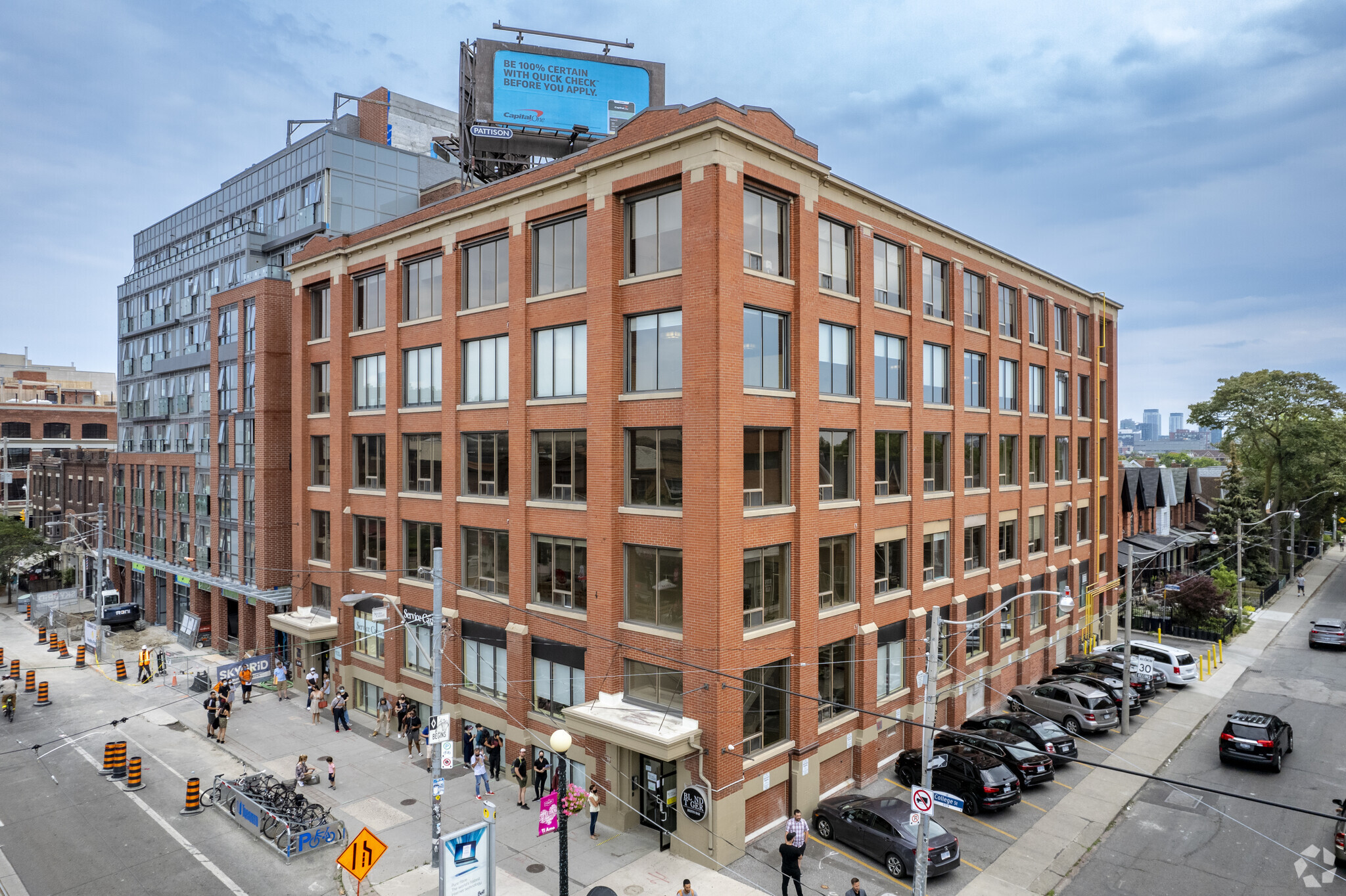 559-563 College St, Toronto, ON à louer Photo principale– Image 1 sur 6