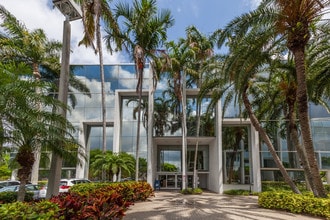 16853-16855 NE 2nd Ave, North Miami Beach, FL à louer Photo de l’immeuble– Image 1 sur 2